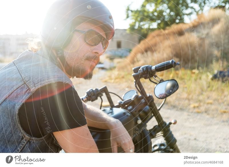 Junger Mann mit Sonnenbrille auf einem Chopper-Motorrad Mitfahrgelegenheit Verkehr Transport männlich Person Reiter Biker Fahrrad Straße reisen Fahrzeug urban