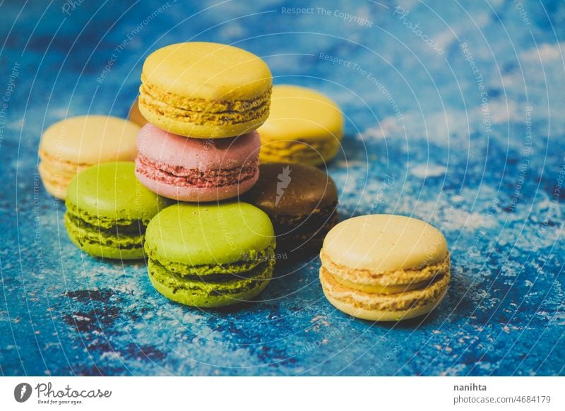 Verschiedene bunte Macarons auf blauem Hintergrund Makronen Feinschmecker Lebensmittel farbenfroh lecker süß geschmackvoll Feinkostladen Dessert Kuchen backen