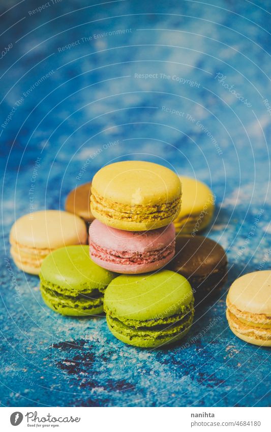 Verschiedene bunte Macarons auf blauem Hintergrund Makronen Feinschmecker Lebensmittel farbenfroh lecker süß geschmackvoll Feinkostladen Dessert Kuchen backen