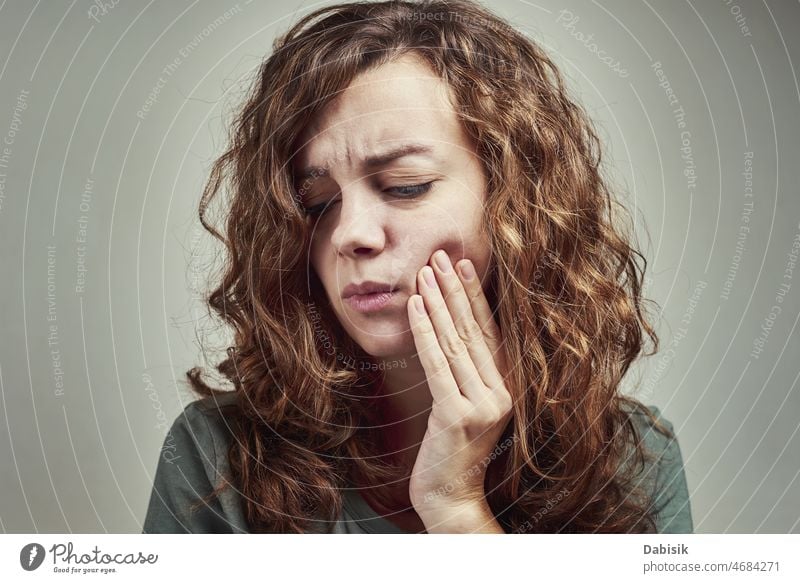 Frau hat Zahnschmerzen Schmerz dental Schmerzen wehtun Kiefer Mund Problematik mündlich Zahnmedizin Gesundheit Menschen Erwachsener Hintergrund Wange Gesicht