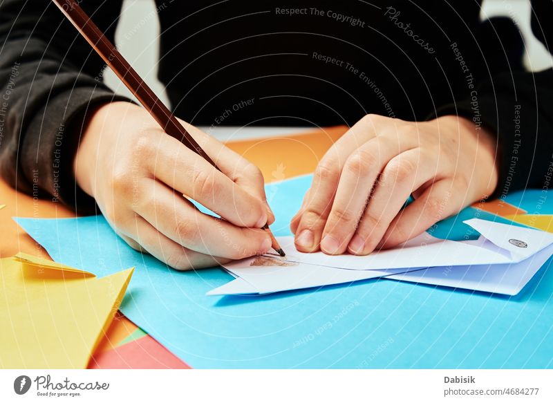 Junge macht Papier Hund Origami Kreativität handgefertigt Kind Beruf Hände kreativ Belehrung Bildung Figur farbenfroh Farbe Kunsthandwerk spielen Handwerk