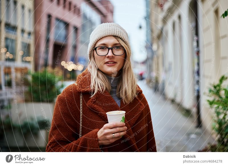Frau auf der Straße mit Kaffeetasse Großstadt laufen Lifestyle Brille urban Zebrastreifen Tasse trinken Mode Business Imbissbude Stadtleben Mädchen Model lässig
