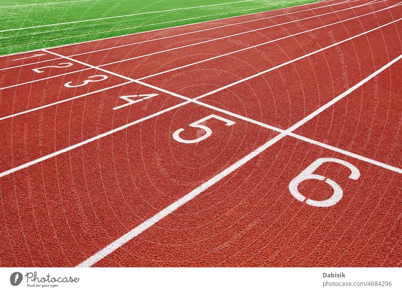 Rote Laufbahn im Stadion mit Spurnummern rennen Joggen laufen Bahn Laufband Sport Fitness Gesundheit Pflege Fahrspur Nummer Athlet Rennen beenden Boden Start