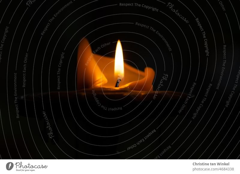 Eine fast heruntergebrannte Kerze erhellt die Dunkelheit Trauer Liebe Hoffnung Glaube Gebet Tod kerze anzünden Kerzen brennende Kerze Religion beten