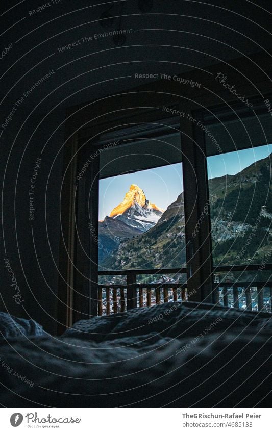 Matterhorn Sicht aus Zimmer Zermatt Berge u. Gebirge Schweiz Tourismus Schnee majestätisch Gipfel Kanton Wallis Landschaft Wahrzeichen Felsen Sonnenaufgang