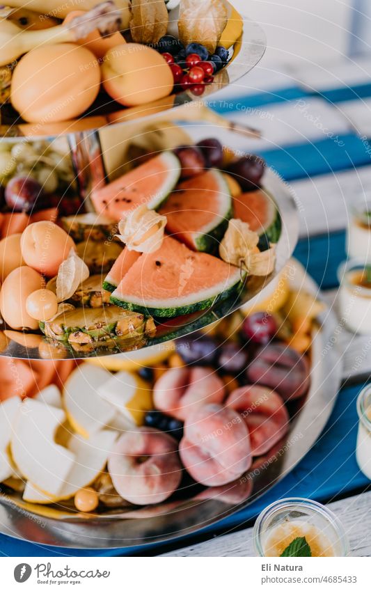 Buntes Obst auf Etagere am Hochzeitsbuffet Buffet lecker Lebensmittel Frucht frisch Ernährung Bioprodukte Vegetarische Ernährung Foodfotografie süß fruchtig