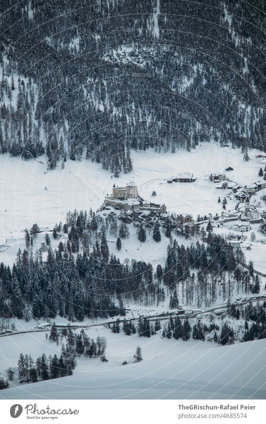 Schloss Tarasp auf einem Hügel im Winter Berge u. Gebirge Schnee Wald Wälder Engadin Schweiz Winterlandschaft Aussicht kalt jahreszeit Winterzeit Scuol