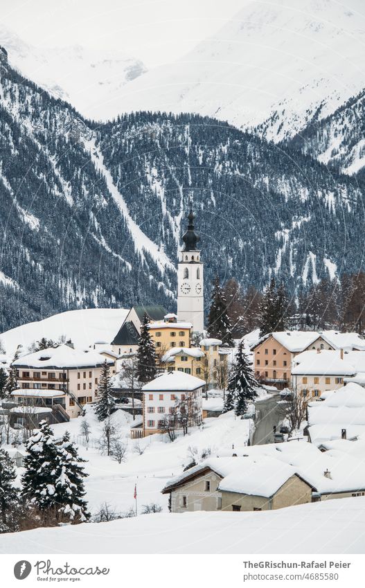 Verschneites Dorf im Winter Berge u. Gebirge Schnee Wald Wälder Engadin Schweiz Winterlandschaft kalt jahreszeit Schneefall Außenaufnahme Landschaft ftan