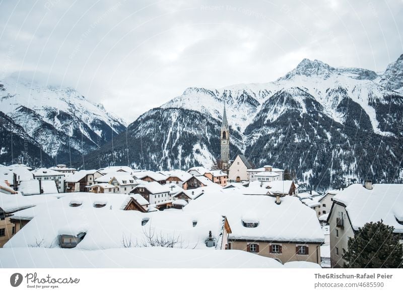Verschneites Dorf im Winter (SENT) Berge u. Gebirge Schnee Wald Wälder Engadin Schweiz Winterlandschaft kalt jahreszeit Schneefall Außenaufnahme Landschaft