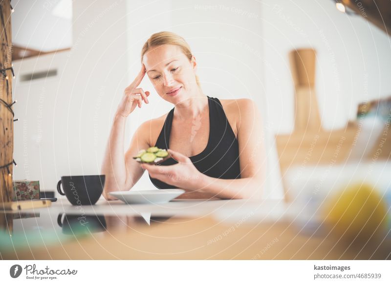 Schöne sportliche fit junge schwangere Frau, die einen gesunden Snack in der Küche zu Hause. Gesunde Lebensweise Konzept Mahlzeit Lifestyle vorbereitend Diät