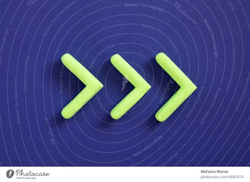 Grüne Pfeile, die nach rechts zeigen. Dreidimensionale Pfeil Zeichen zeigt Richtung auf blauem Hintergrund. Entwicklung Konzept, gehen grün oder Richtung Ziel Metapher, das Streben nach dem Ziel, vorwärts zu gehen.