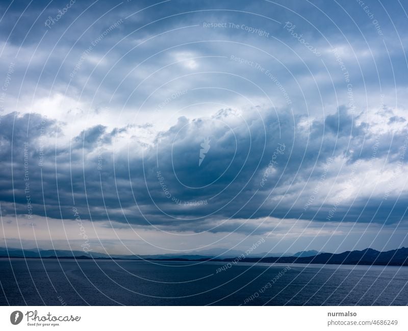 Mittelmeerstimmung Sardinien mittelmeer urlaub insel salzwasser berge wolken sommer regen wetter seefahrt schiff segeln reise freiheit blau grau landschaft