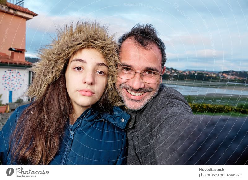 Porträt von zwei Personen, Vater und Tochter, isoliert im Freien, an einem Wintertag Paar Familie Menschen außerhalb Teenager Mädchen Kaukasier Glück jung
