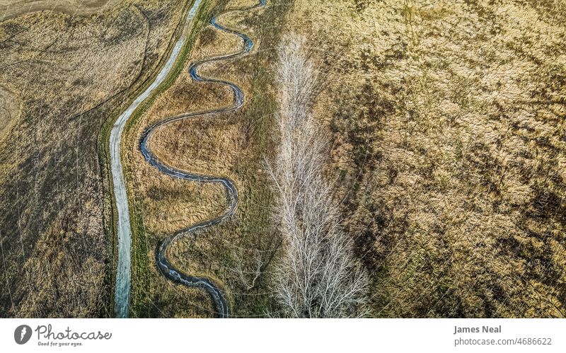 Erhöhter Blick auf den spiralförmigen Fluss mit Wanderweg Herbst Wanderung Wiesen Farbe Natur Wasser Land Hintergrund Spirale Bäume saisonbedingt Dröhnen