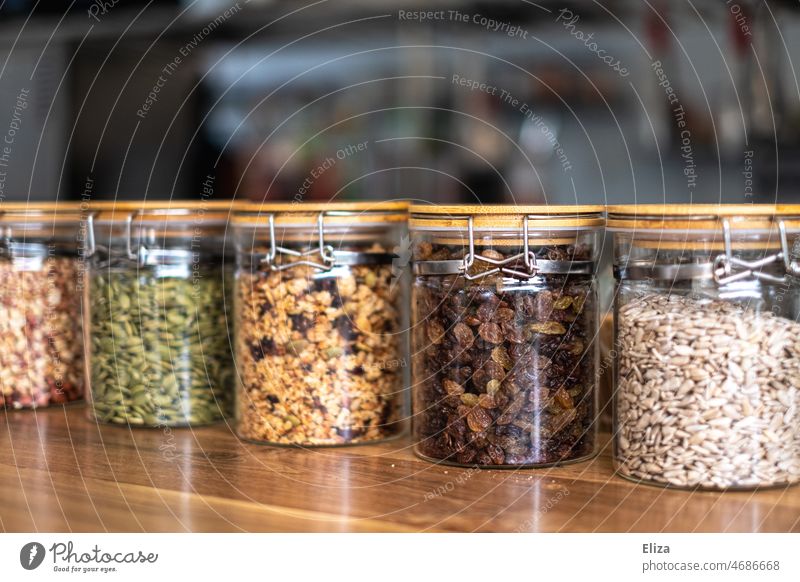 Lebensmittel in Vorratsbehältern vorratsglas Behälter u. Gefäße Rosinen Toppings unverpackt Glas Glasbehälter Ernährung plastikfrei ökologisch Gesunde Ernährung