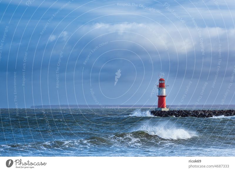 Mole an der Ostseeküste in Warnemünde während des Sturmes Zeynep Küste Meer Rostock Leuchtturm Molenturm Mecklenburg-Vorpommern Welle Gischt Architektur