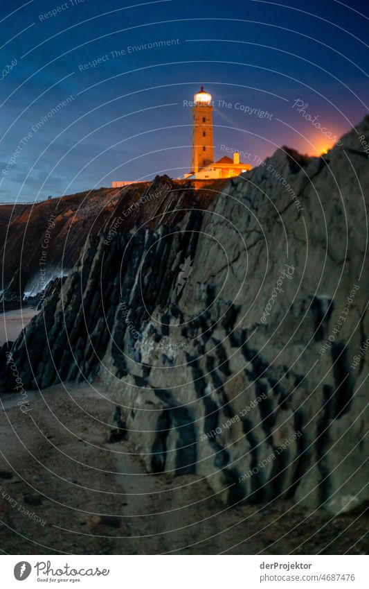 Nachts am Leuchtturm von Sao Pedro de Moel in Portugal Natur Umwelt verlassener Ort Küste Meer Gefühle Einsamkeit grau trist Gedeckte Farben Zentralperspektive
