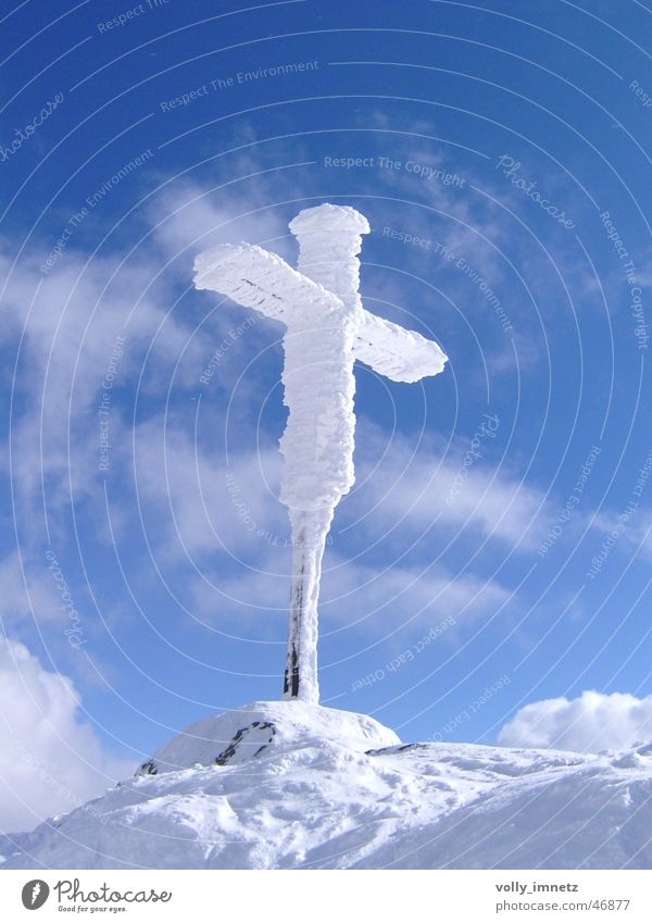 Eiskaltes Gipfelkreuz Farbfoto Außenaufnahme Menschenleer Sonnenlicht Vogelperspektive Vorderansicht Blick nach oben Freiheit Schnee Berge u. Gebirge Himmel