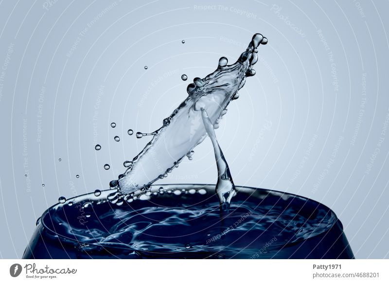 Wassertropfen kollidieren und bilden abstrakte Formen Makroaufnahme nass Glas Wasserglas Momentaufnahme blau Detailaufnahme Menschenleer Nahaufnahme Schirm