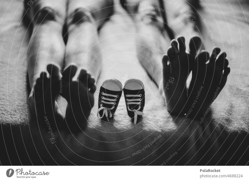 #A14# Erweiterung der Familie Nachwuchs Nachwuchstraining Ergebnis ergebnisorientiert Kind Geburt Füße hoch Füße hochlegen Füße zusammen Beine Barfuß liegen