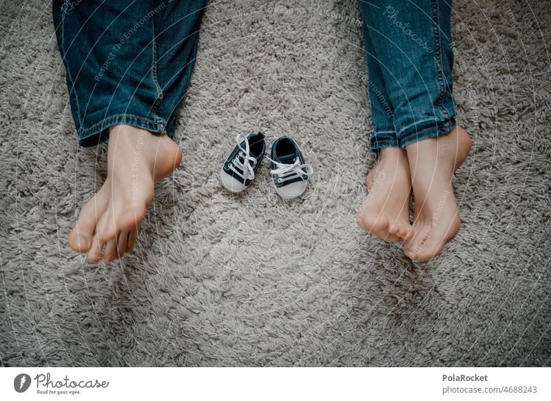 #A14# Nachwuchs kommt Nachwuchstraining Ergebnis ergebnisorientiert Kind Geburt Familie Füße hoch Füße hochlegen Füße zusammen Beine Barfuß liegen Erwartung