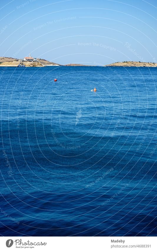 Blaues Wasser im Sommer bei blauem Himmel und Sonnenschein in einer Bucht in Foca am Ägäischen Meer in der Provinz Izmir in der Türkei Heimat Touristik