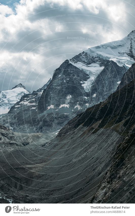 Berg mit Gletscher Berge u. Gebirge Schnee Schweiz wallis Wolken Steine Gröll wandern Tourismus