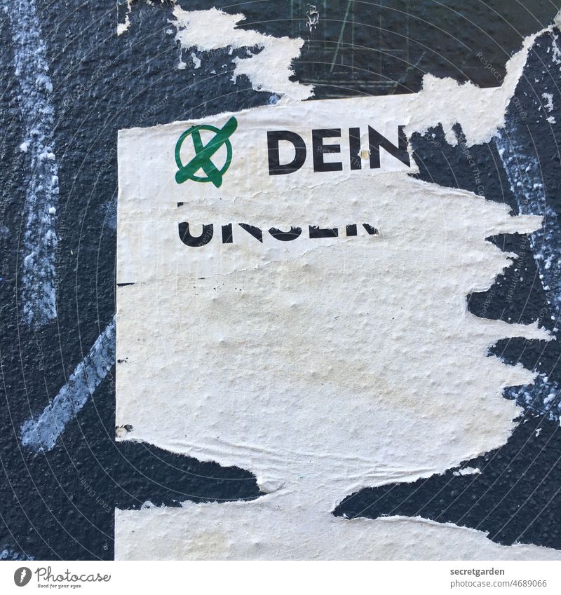 Man hat immer die Wahl Plakat Wand kleben Kreuz grün Wahlen wählen Demokratie Entscheidung Politik Bundestagswahl Wahlkampf Farbfoto Schicksalswahl