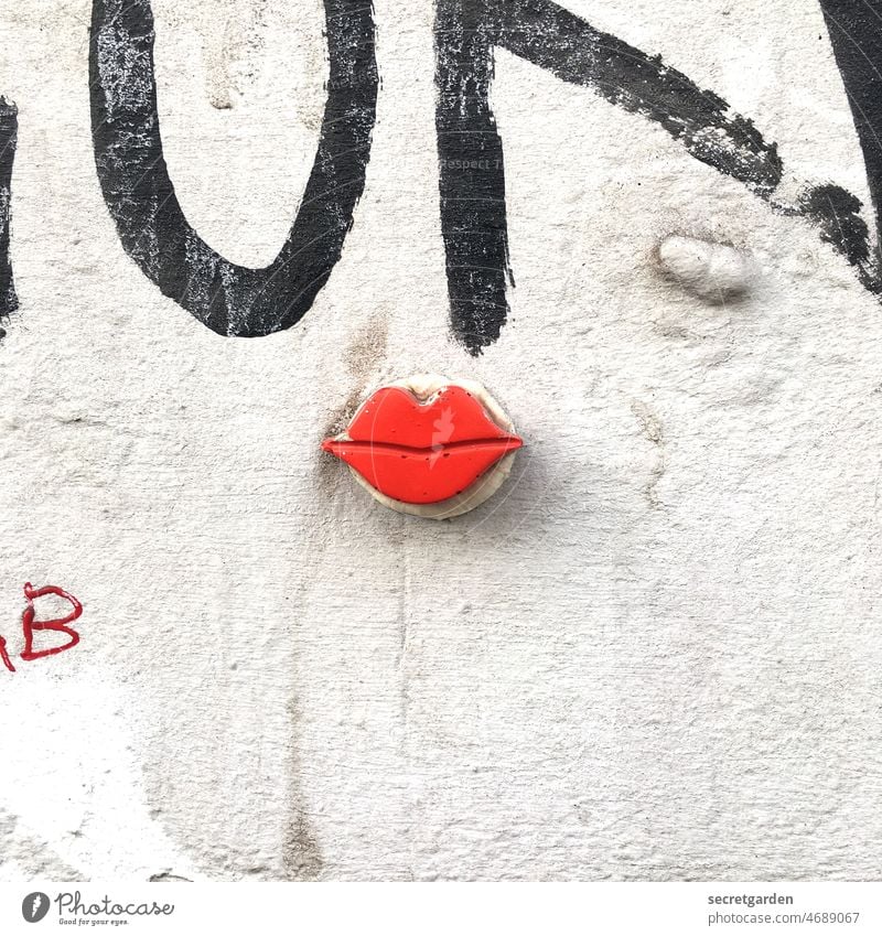 Kunst am Bau (II) Kussmund Wand weiß rot Humor Farbfoto Lippen Außenaufnahme Frau feminin Küssen Mund Nahaufnahme Putzfassade Fassade Graffiti Skulptur