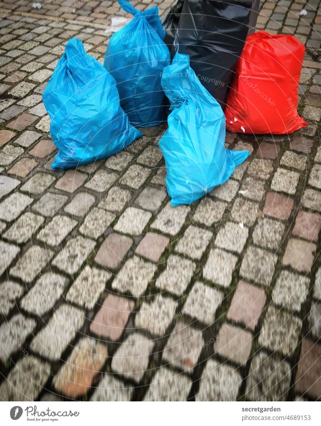 Alte Säcke Treffen (jetzt nicht schlapp machen) Müll dreckig Müllbehälter Sack Müllentsorgung Außenaufnahme Farbfoto wegwerfen Recycling Umwelt