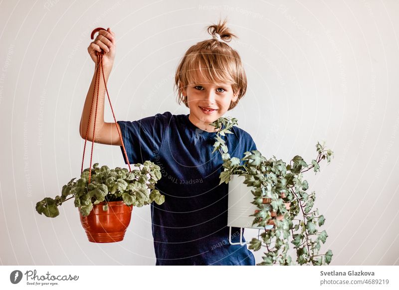 Niedliche blonde Junge Pflanze Liebhaber Hand halten Blumentopf Topf Kind Gartenarbeit grün Glück Natur Beteiligung Lifestyle Pflege wenig jung Person Frühling