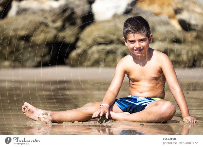 Kleines Kind an einem felsigen Strand Baby schön Schönheit Junge Cadiz Cala del Aciete Windstille Kaukasier Kindheit konil niedlich lustig Fröhlichkeit Glück