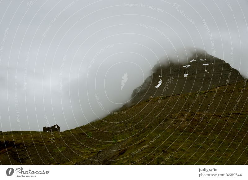 Island Haus Berge u. Gebirge Wolken Natur Landschaft Stimmung wild Ruine Klima natürlich bedrohlich dunkel kalt Himmel Urelemente beeindruckend klein