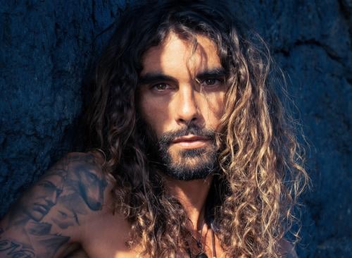 portraits von einem 35 jaehrigen mann mit langen haaren Portrait Mann Junger Mann lange haare lockige haare nackter oberkörper latin lover erotisch hippie