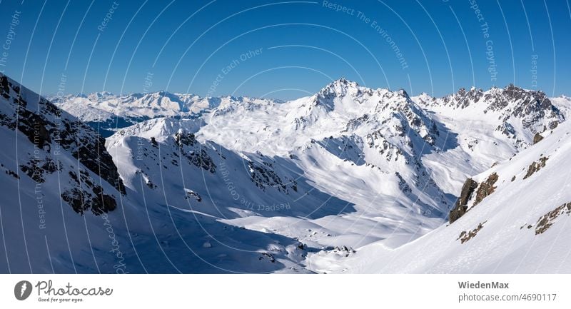 Bergspitzen-Panorama im Winter - Blick auf Madrisahorn und Skigebiet Klosters Winterlandschaft Alpen Schnee Schneebedeckte Gipfel Skitour Sonne Sonnentag