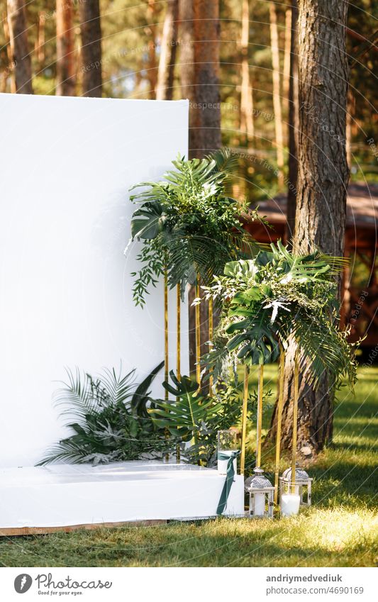 Hochzeit Dekorationen in Luxus-Zeremonie. Bogen für die Hochzeitszeremonie a ist mit Blumen und Grün, Grünzeug dekoriert. Hochzeitsdekoration im Freien in den Wald im Sommer sonnigen Tag.