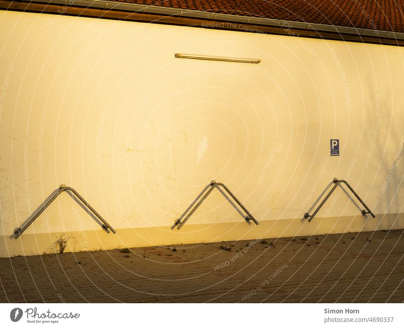 Wand bei untergehender Sonne Parkplatz Tristesse Mauer Lichtstimmung Begrenzung Leerraum Funktionsfläche Industrieromantik Schilder & Markierungen Fassade