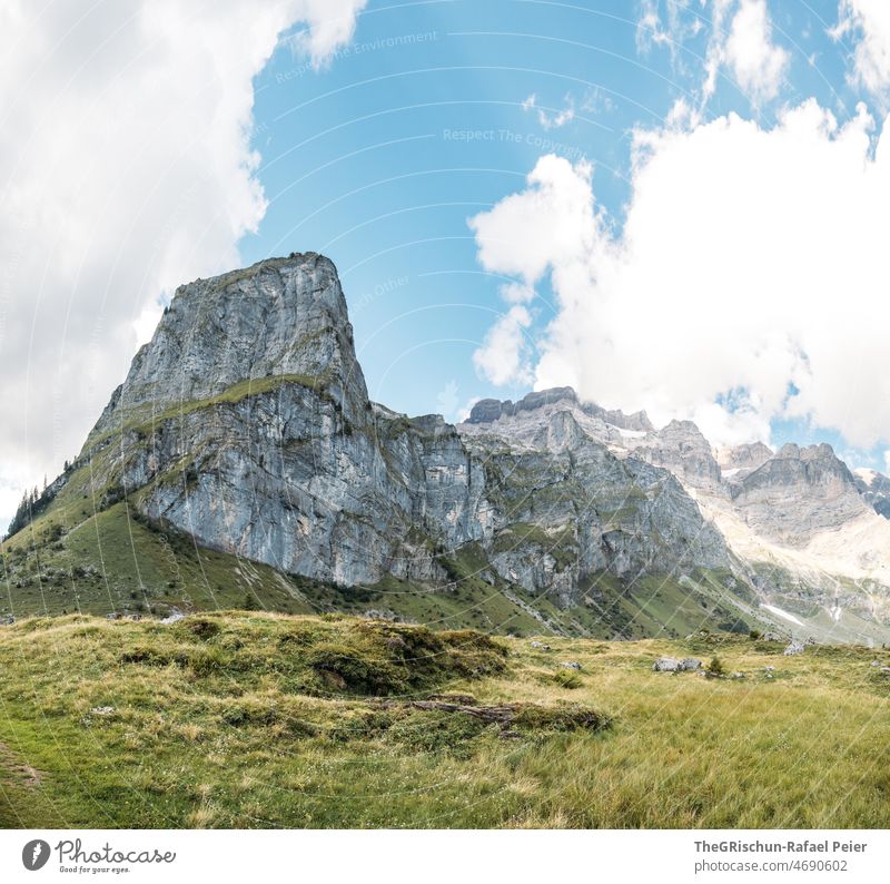 Wiese vor Berg Berge u. Gebirge Glarus Felswand Schweiz wandern Tourismus draußen Alpen Außenaufnahme Natur Menschenleer Gipfel Umwelt Felsen