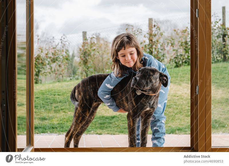 Lächelndes Mädchen, das einen American Pit Bull Terrier umarmt Umarmung amerikanischer Pitbull-Terrier kuscheln Hund Tier Haustier Landschaft Türöffnung