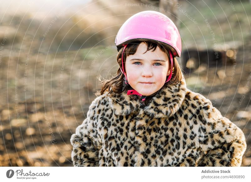 Mädchen mit Helm in der Landschaft stehend Kind Schutzhelm Oberbekleidung ländlich Vorschein Kindheit Freizeit Zeitvertreib warme Kleidung behüten Mantel Fell