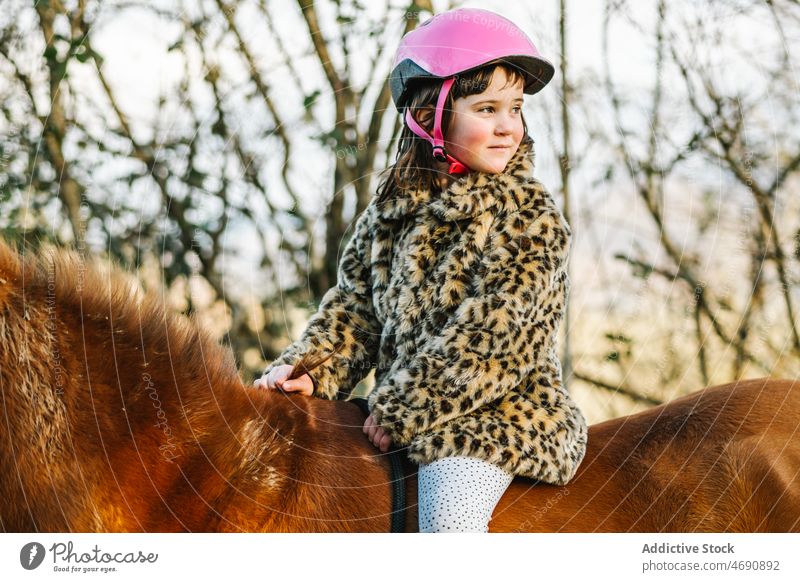 Mädchen reitet auf einem Pferd auf dem Lande Kind Mitfahrgelegenheit Kindheit Landschaft Tier Pferderücken üben Freizeit Zeitvertreib pferdeähnlich Säugetier