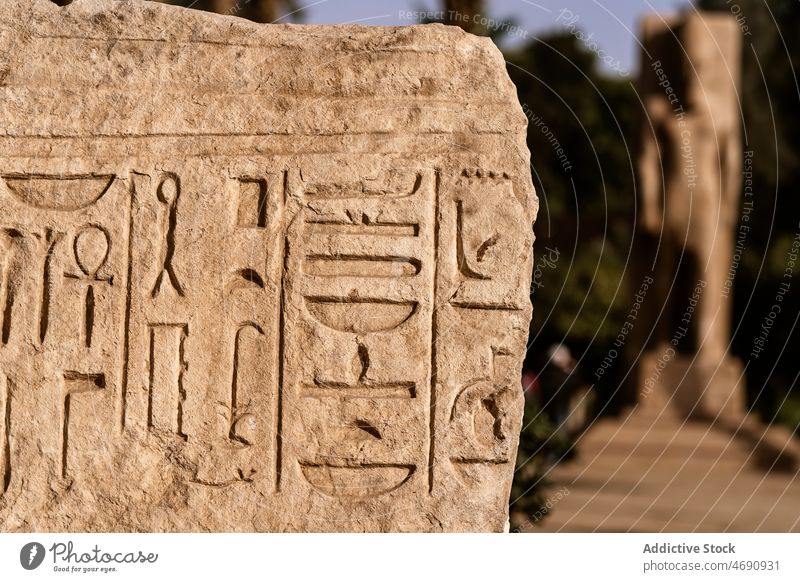 Alte Tafel mit ägyptischen Hieroglyphen Platte Stein antik Erbe schnitzen alt historisch Kultur Historie gealtert Religion Bildhauerei Statue Tradition