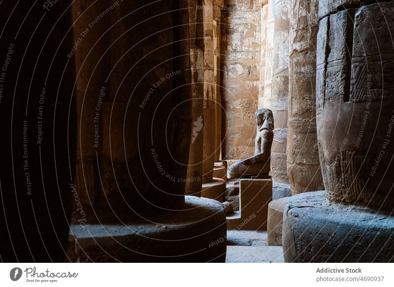 Statue eines Pharaos in der Hypostyle-Halle hypostyle Saal Spalte antik mittelalterlich Antiquität historisch Kultur Historie Ägypten Erbe gealtert schäbig