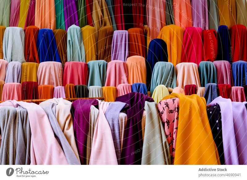 Bunte Textilien auf dem lokalen Markt Gewebe mehrfarbig Stoff Basar Angebot Sammlung Material farbenfroh Straße verkaufen lebhaft hell viele Design Farbe