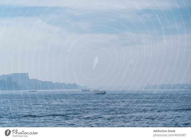 Boote treiben auf dem plätschernden Meer MEER Wasser Schwimmer Gefäße Ufer Verkehr Küste Wasserseite Meereslandschaft Sommer Gebäude wolkig Rippeln Ägypten