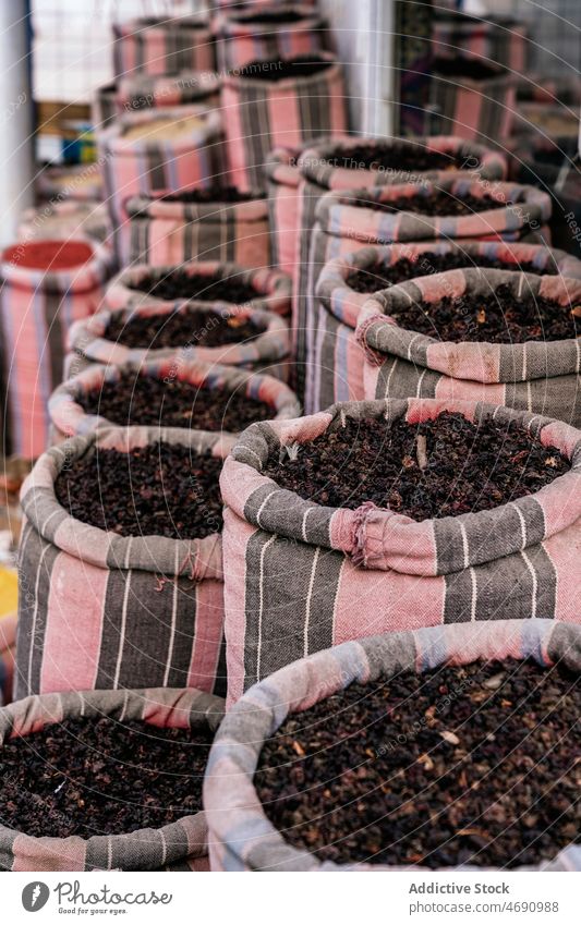 Verschiedene Gewürze auf dem lokalen Markt Aromastoff Basar sortiert verkaufen exotisch Stapel Straße aromatisch Sack Großstadt Ägypten farbenfroh mehrfarbig