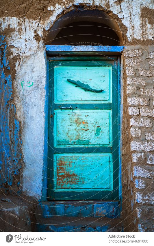 Bunte Tür eines alten Gebäudes Haus zerstören Straße schäbig verwittert Eingang desolat Wand Veranda Ägypten lokal Stil Anwesen verschlissen Revier wohnbedingt