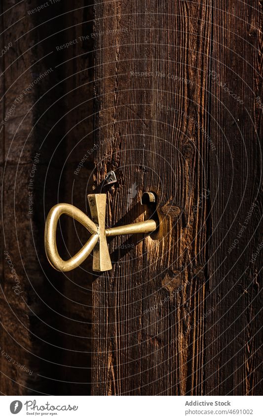 Schlüssel im Schloss der Holztür Taste Tür schäbig hölzern Haus Gebäude alt verwittert altmodisch altehrwürdig Scheitel Bruchstück verweilen Element wohnbedingt