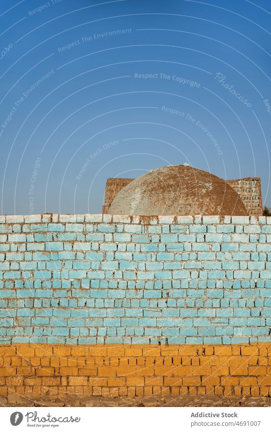 Alte bemalte Ziegelmauer an der Straße Backsteinwand Farbe schäbig verwittert Gebäude lokal Stil farbenfroh Stadt Ägypten verschlissen Revier Struktur Großstadt
