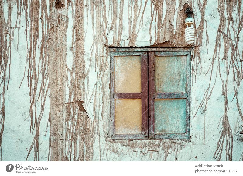 Wand eines alten Hauses mit Fenster Gebäude Fensterladen veraltet Vernachlässigung Straße schäbig verwittert Großstadt Ägypten lokal Stil Anwesen verschlissen